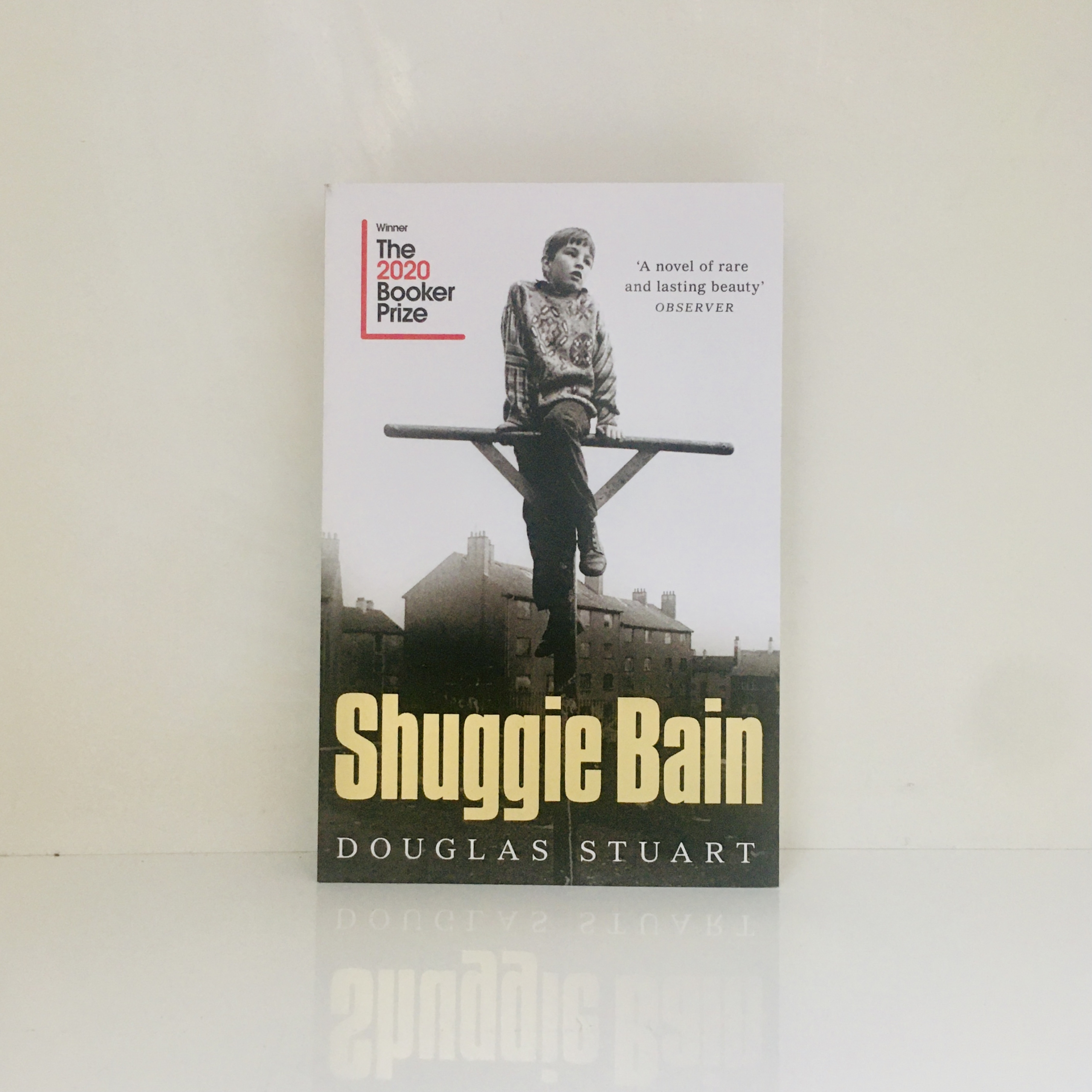 découvrez l'univers poignant de 'shuggie bain', un roman captivant de douglas stuart qui explore la lutte d'un jeune garçon dans les quartiers difficiles de glasgow des années 1980, entre amour, addiction et quête d'identité.